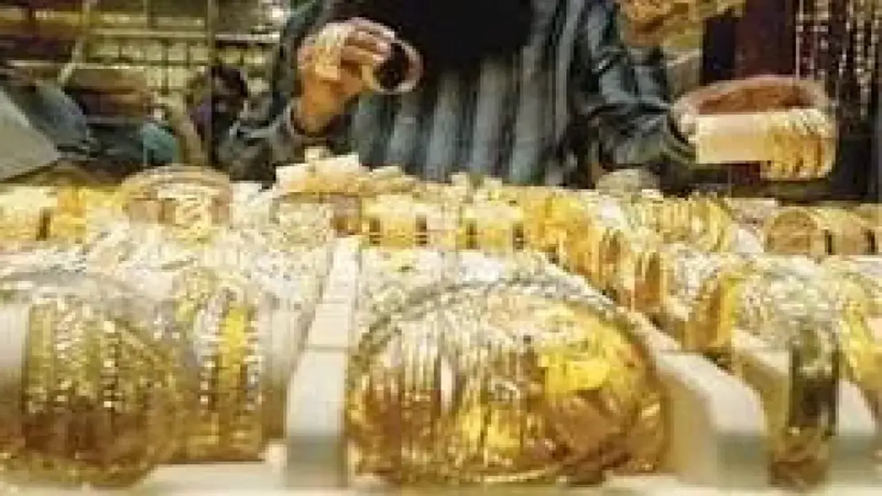 الذهب يشهد تقلبات ملحوظة وتحذيرات من البيع في الوقت الراهن